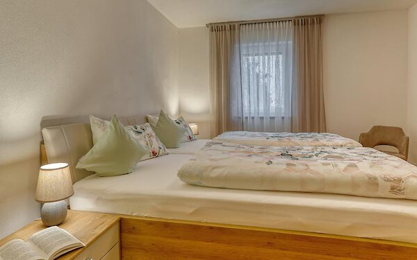 kuscheliges Schlafzimmer mit großem Bett in der Ferienwohnung im Bayerischen Wald